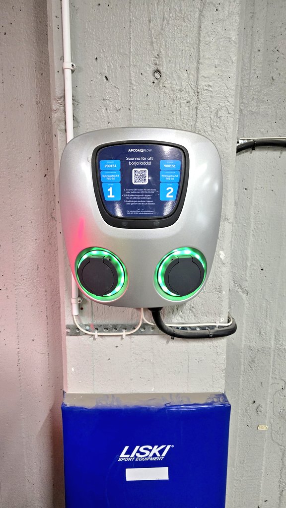 XplugAi's tweet image. Does this EV charge port meet US customer experience standards? 👍🇺🇸💯 #Chargepoint #EVgo #Tesla #Autel #Juicebox #Wallbox