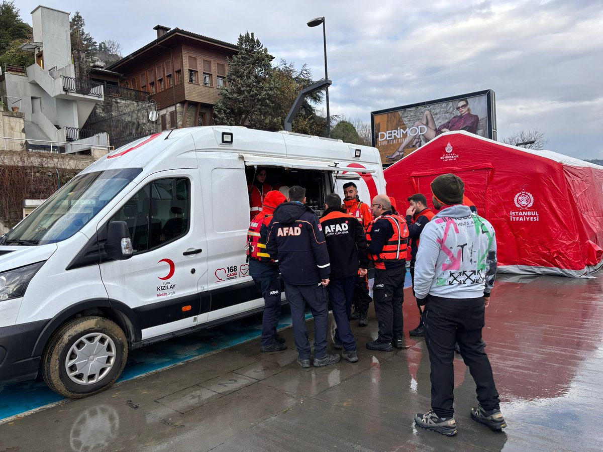 Aşiyan’da denize düşüp kaybolan kardeşler Vedat ve Ayşe’nin arama kurtarma çalışmalarına destek olan ekiplere ikramlık dağıtımı gerçekleştirildi.

#daimahazır