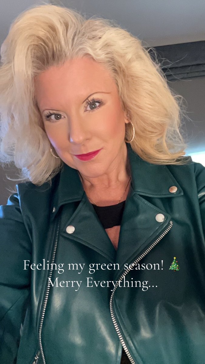 shellysowada's tweet photo. Merry Everything cheers to 2025! Looking bright with lots of momentum! #EMERALD #career #hospice #preneed #2025 #workinghard https://t.co/q4DGToIAjz