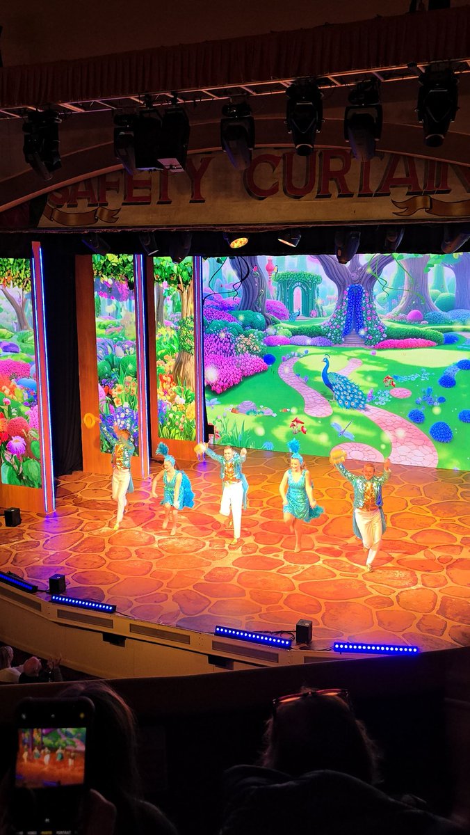 Nicstew's tweet photo. Fab panto at the Glasgow Pavillion - highly recommend #glasgowpanto https://t.co/GF0mZXgRlr