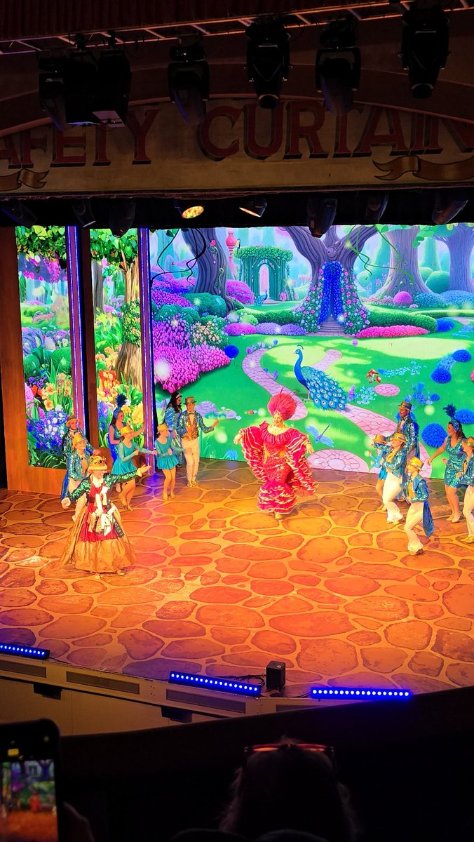 Nicstew's tweet photo. Fab panto at the Glasgow Pavillion - highly recommend #glasgowpanto https://t.co/GF0mZXgRlr