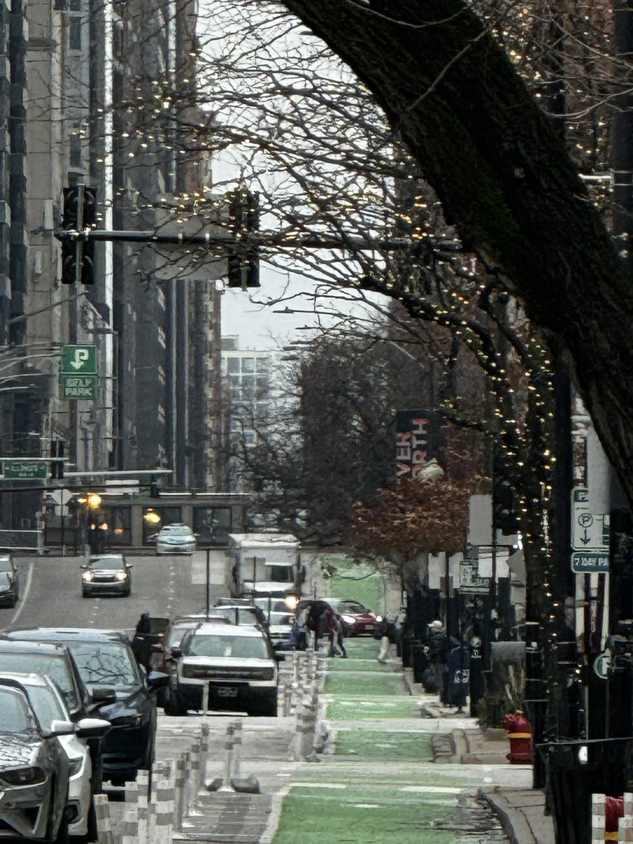EmptyBikeLane's tweet photo. Dearborn Avenue bike lane, River North. 
Zero bikes. https://t.co/efynH5lJb9