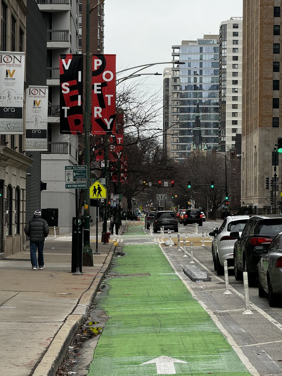 EmptyBikeLane's tweet photo. Dearborn Avenue bike lane, River North. 
Zero bikes. https://t.co/efynH5lJb9