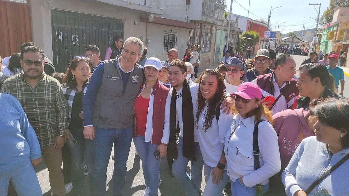 MariaHurtadoPue's tweet photo. 🌸✨El día de ayer tuve la alegría de acompañar a nuestro #PresidenteMunicipal @pepechedrauimx en la Inauguración de una de las varias calles qué se estarán inaugurando en nuestra Amada Capital Poblana✨🌸👏🏻
#PesandoEnGrande #armentaconmigo
#MariaTeresaHurtado #PlanC #puebla https://t.co/eKnPkqXIQD