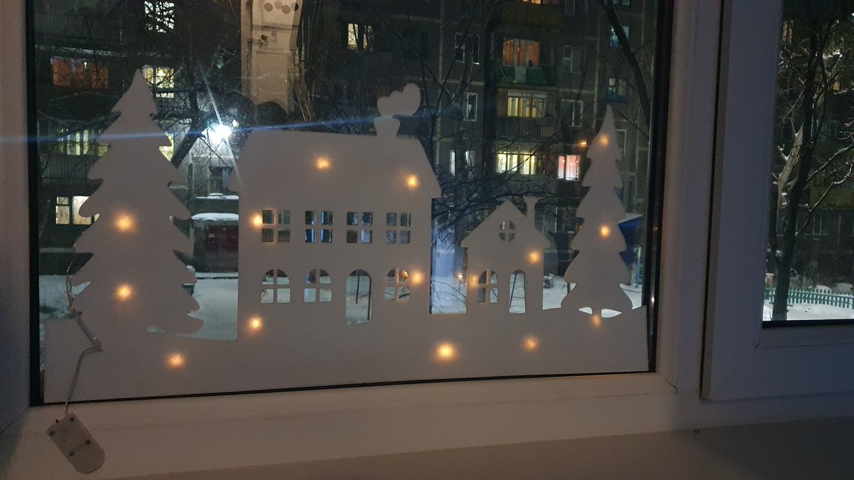 Подъездный эксперимент. Неделю назад повесила декор, во-первых он на месте, во-вторых гирлянда включается и выключается кем-то из соседей, приятно