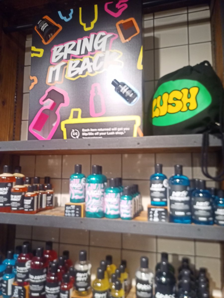 LondonNetworker's tweet image. Lush #Cheapside #London 💂🇬🇧 UK #UK Via @LondonNetworker