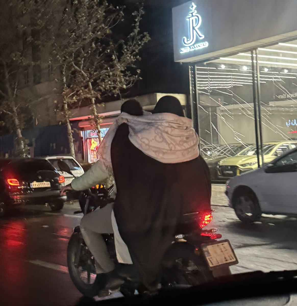 bezaarjibet's tweet image. نزدیک بلوار کشاورز دیدمشون؛ تمام مدت اون پتو رو گرفته بود رو گوش همسرش تا گوش‌هاش یخ نزنه؛ میتونست برای اون موتور، سرما یا شاید، شاید هزار تا مشکل‌ ‌دیگه تو زندگیشون غُر بزنه، ولی خانم تصمیمش اینه که «حامی» باشه؛ آقای موتوری من بهت حسودی کردم؛ زندگی رو شما بُردی.