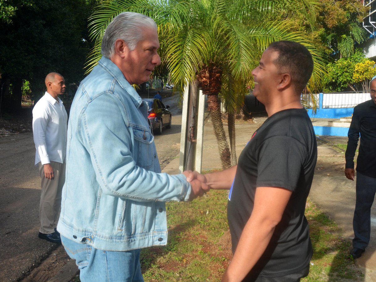 Presidencia Cuba 🇨🇺 (@presidenciacuba) on Twitter photo 🇨🇺| Hasta la nueva sede del diario Juventud Rebelde, hoy convertido en un multimedio, llegó el Presidente <a href="/DiazCanelB/">Miguel Díaz-Canel Bermúdez</a>, acompañado por el secretario de Organización del Comité Central, <a href="/DrRobertoMOjeda/">Dr. Roberto Morales Ojeda</a>. 🇨🇺| Hasta la nueva sede del diario Juventud Rebelde, hoy convertido en un multimedio, llegó el Presidente <a href="/DiazCanelB/">Miguel Díaz-Canel Bermúdez</a>, acompañado por el secretario de Organización del Comité Central, <a href="/DrRobertoMOjeda/">Dr. Roberto Morales Ojeda</a>.