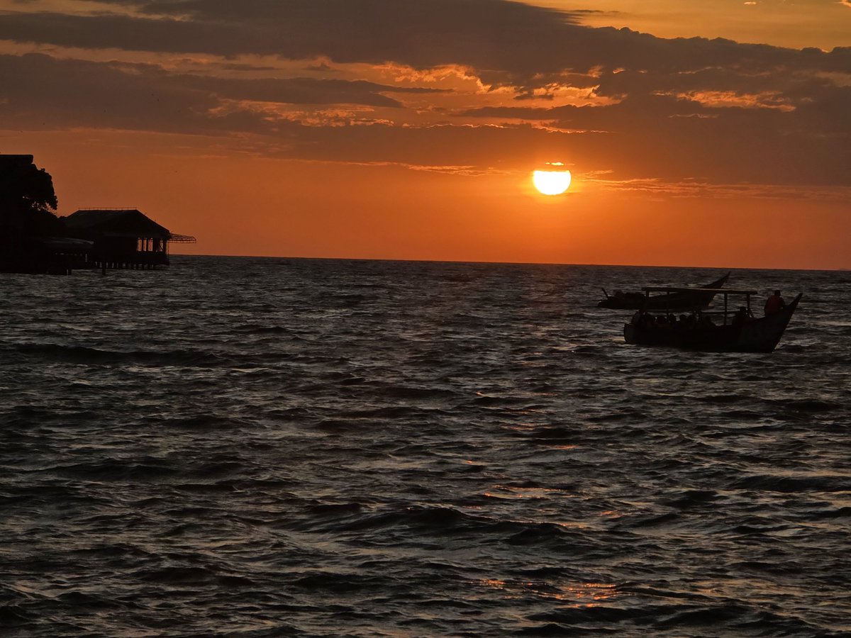 OumarOnyango's tweet photo. Postcard from Kisumu, Kenya. https://t.co/MFuvrKoj7X