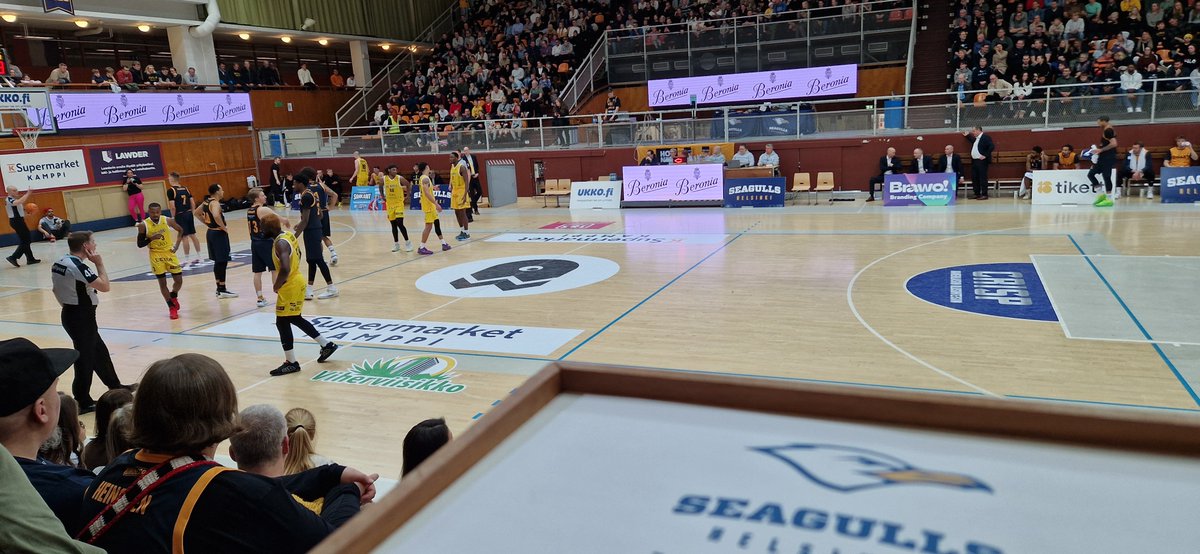 Kisahalli täynnä ja tunnelmaa piisaa Seagullsin voittaessa. #korisliiga <a href="/GullsBasketball/">HELSINKI SEAGULLS</a>