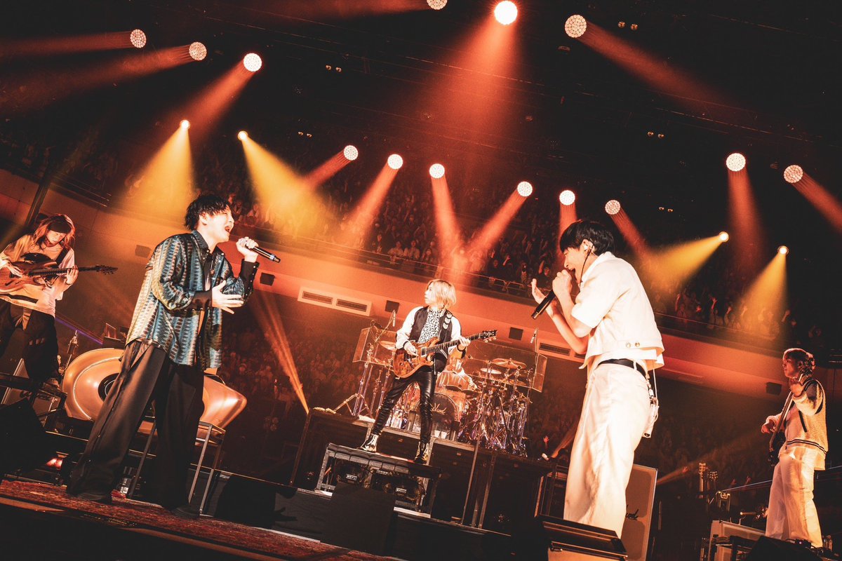 fu_uw_'s tweet photo. UVERworld vs official髭男dism
2024.12.26@日本武道館

UVERworldとofficial髭男dismの対バン

髭男が浮世CROSSINGと
SHAMROCKをカバー❗️

聡っちゃんと大ちゃんをステージに招き
ナノ・セカンドをコラボ披露✨

他では見れない特別なLIVE❣️

昨年4月横アリで対バン予定だった
リベンジ成功🥰

最高❣️ https://t.co/UeHtqFEGsU