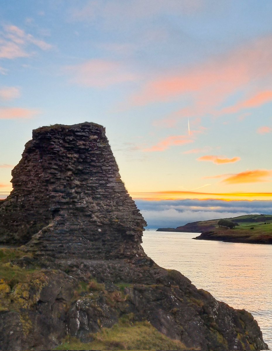 sscanlon07's tweet image. Early morning colours #dawn #sea #Wicklow