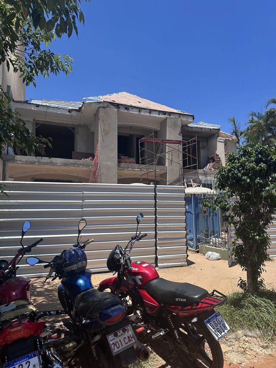 paucandia's tweet photo. Busco a la arquitecta de esta obra en la dirección Ciudad de corrientes c/ Sta Ana.
Hace una semana se les cayó un MARTILLO DE HIERRO en un lugar donde mi hija de 2años  juega. 
Hoy encontré HIERROS  en el mismo lugar, en la PISCINA también ESCOMBROS. 
TRABAJAN SIN PROTECCION!!! https://t.co/C2Pe9QOtaO