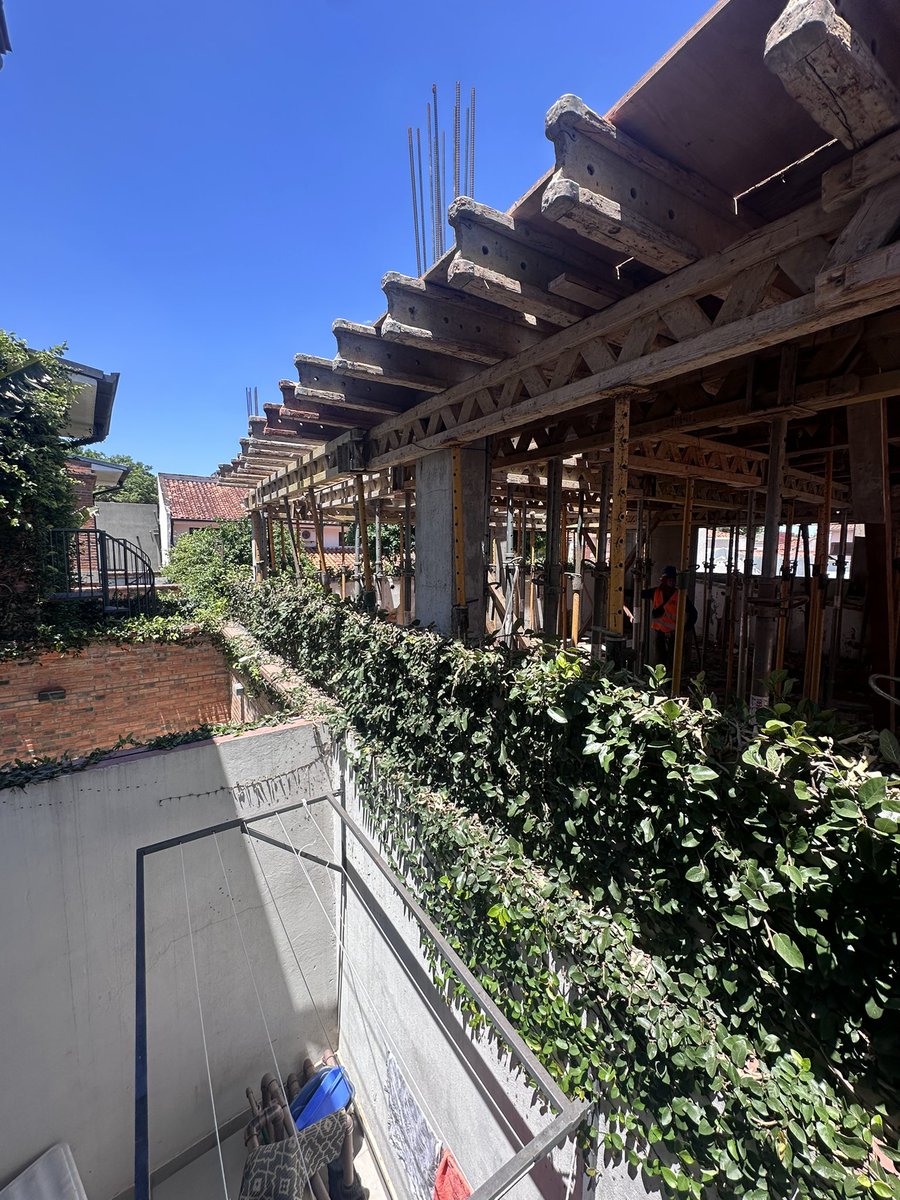 paucandia's tweet photo. Busco a la arquitecta de esta obra en la dirección Ciudad de corrientes c/ Sta Ana.
Hace una semana se les cayó un MARTILLO DE HIERRO en un lugar donde mi hija de 2años  juega. 
Hoy encontré HIERROS  en el mismo lugar, en la PISCINA también ESCOMBROS. 
TRABAJAN SIN PROTECCION!!! https://t.co/C2Pe9QOtaO