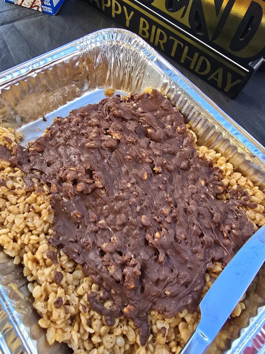 Altruista29's tweet photo. Kind of failed with the topping, but tried to make some scotcharoos in honor of @GrantKessler8 for our tailgate! This Knight is rooting for the @CycloneFB at the #PopTartsBowl https://t.co/c0nkdw90Fm