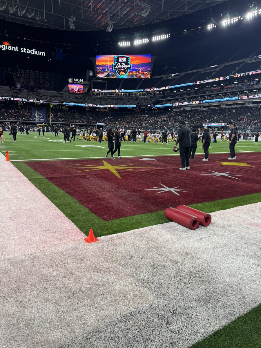 aidanbloomstine's tweet photo. A spectacular way to finish my final football season at @USC_Athletics! This team fully embodied the Fight On spirit last night. I’m incredibly grateful for all the memories and learning under @katieryan209 for almost four years. Looking forward to what’s to come! ✌️ https://t.co/QwJ7PDSpou