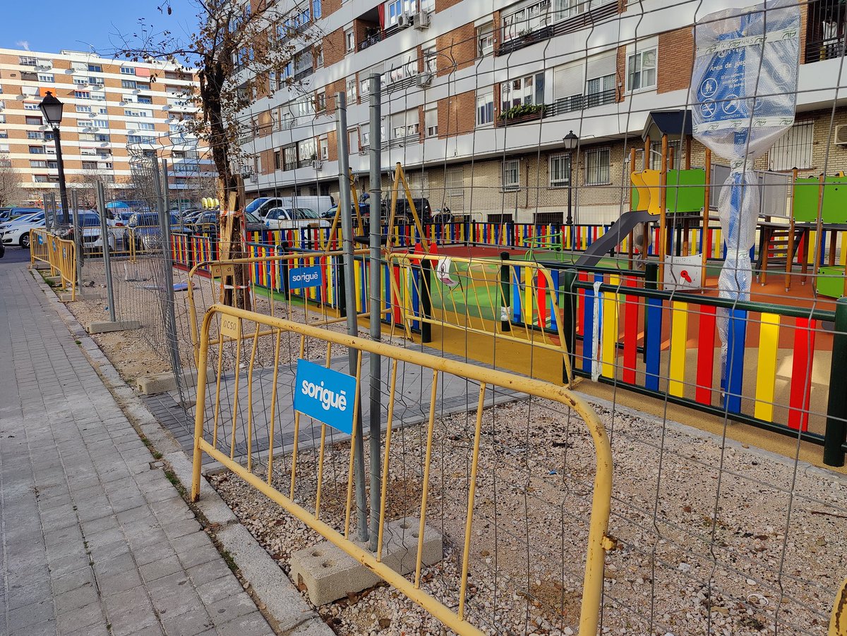 mrodriguezarn's tweet photo. @Lineamadrid, en julio empezaron las obras en la Plaza de Doctor Barraquer, Calle Isla de Ons y Calle Isla de Tavira, que hace meses que acabaron. Con el tiempo, aparecen apelotonadas porque molestan y acumulan basura. ¿Podrían retirar las vallas y dejar la vía accesible? Gracias https://t.co/pMRg2to5St