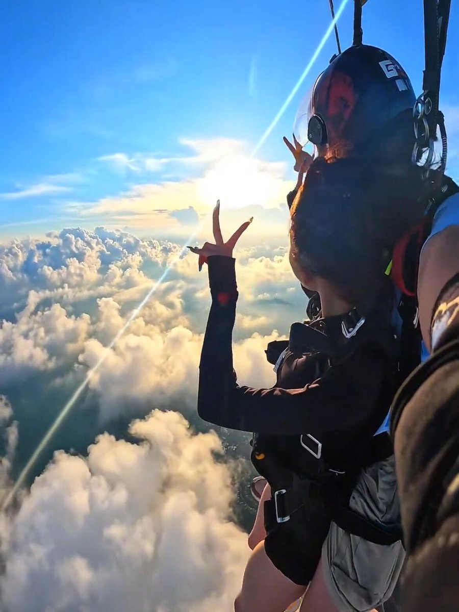 wopogGGGGG's tweet photo. Soar above the clouds and embrace freedom and endless possibilities! 🌤✌️ 
#Skydiving #Adventure #Freedom https://t.co/xTz2loRY4P