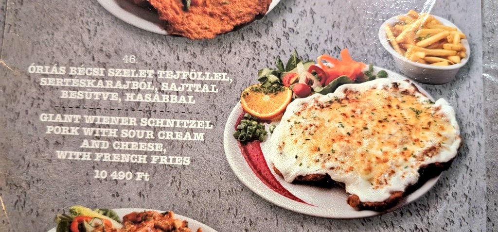 KernNiko's tweet image. Eines der gefragtesten Lokale Budapests. 1,5h Wartezeit. Dann trauen sie sich, sowas in der Karte zu haben... 

"Wiener Schnitzel"... 
Ich glaub ich träum! 🤬

Und schlimmer. Wir haben wen diese Blasphemie bestellen gesehen. 🤢