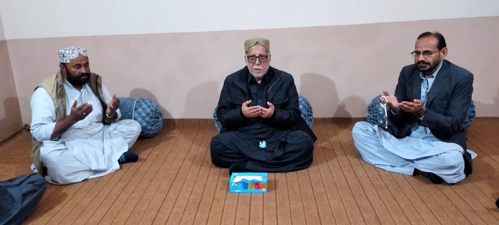 ڈیرہ مراد جمالی۔
صوبائی وزیر ایریگیشن میر محمد صادق عمرانی گولہ ہاوس ڈیرہ مراد جمالی میں ایس پی ہائی وے پولیس محمد ایوب گولہ، حاجی لیاقت علی گولہ کی ہمشیرہ کی وفات پر ان سے تعزیت کررہے ہیں ایکسائز انسپکٹر عبدالنبی گولہ اور محمد اکبر گولہ سمیت دیگر بھی موجود تھے۔