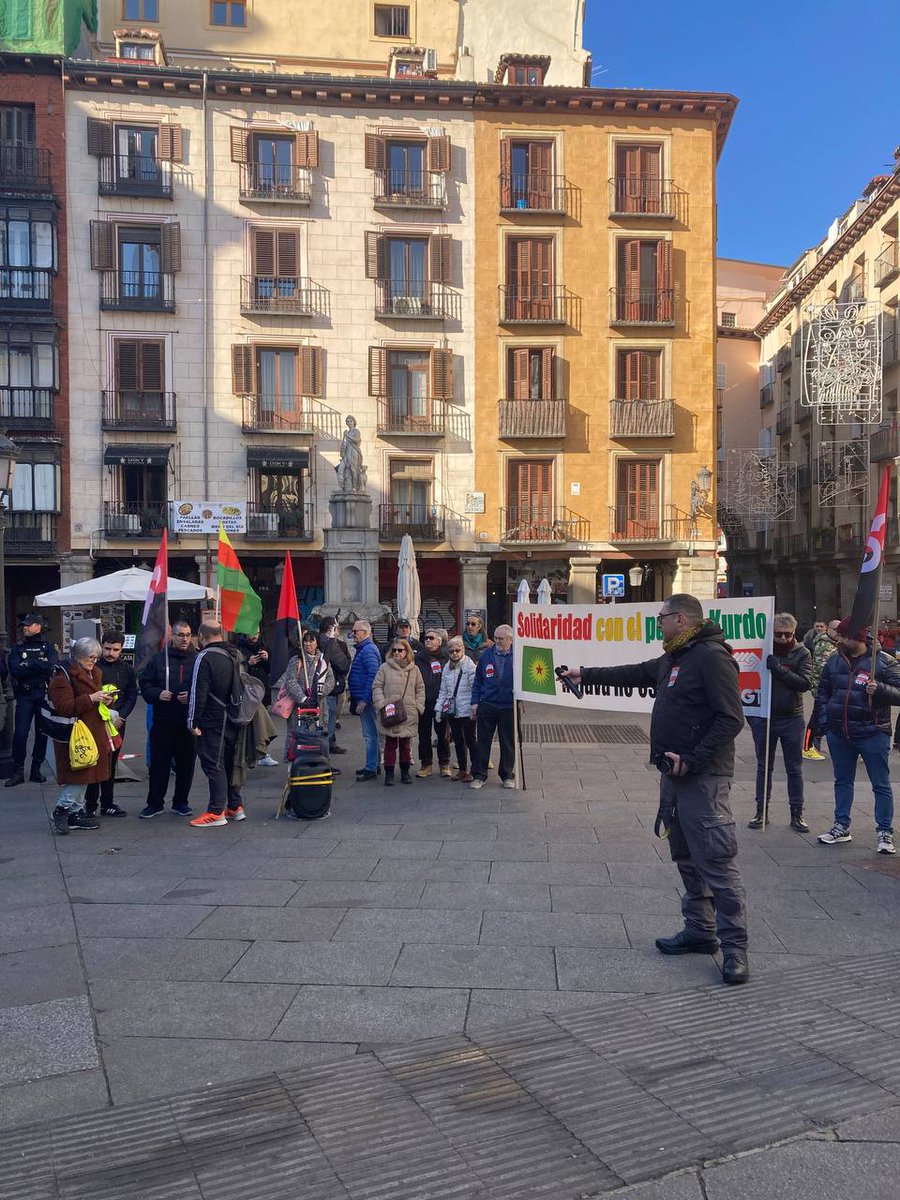CGT's tweet image. Kurdistán |
En la concentración celebrada hoy frente al Mo AAEE para defender #Rojava contra la invasión turca de DAANES, también ha estado el SP Internacional (@CGTRRII )como el Secr Organización de @CGT_Madrid
#Riseup4Rojava