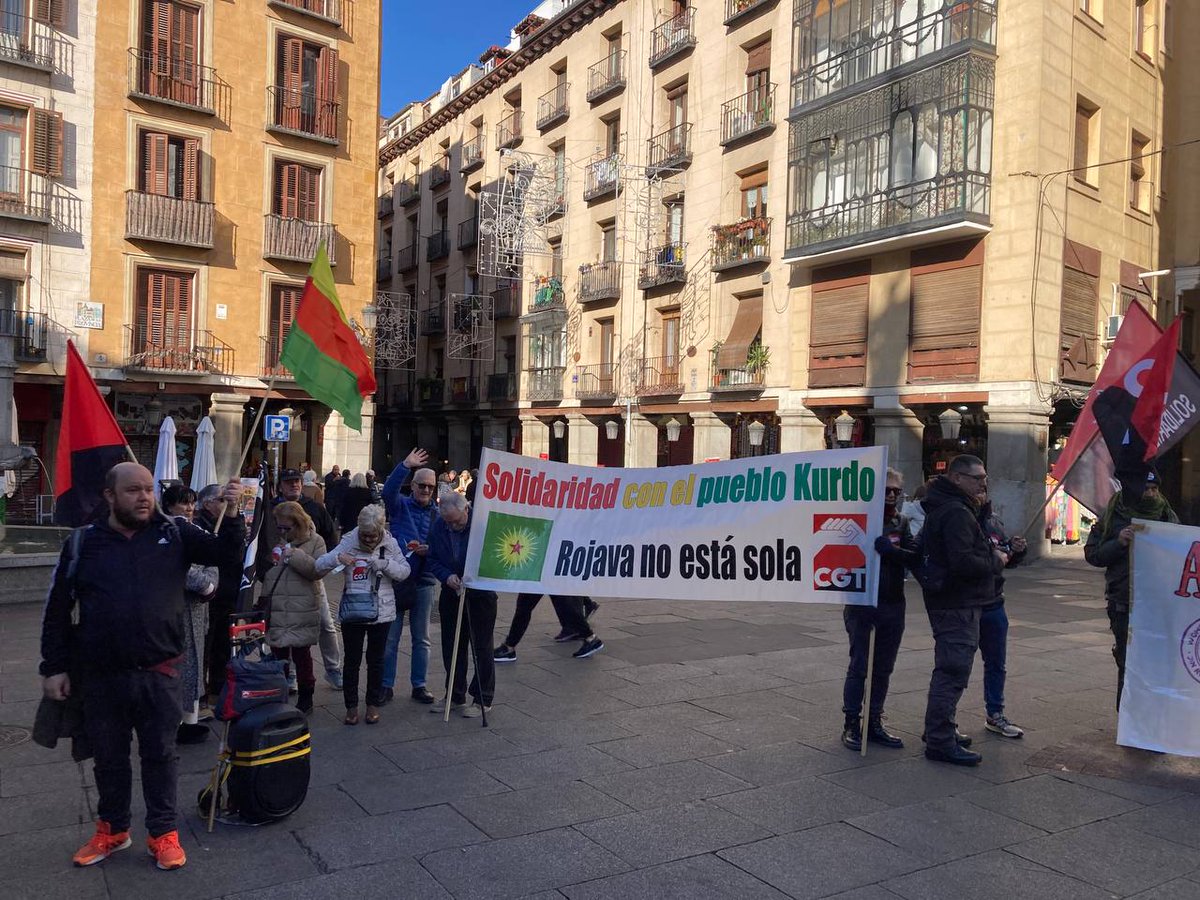 CGT's tweet image. Kurdistán |
En la concentración celebrada hoy frente al Mo AAEE para defender #Rojava contra la invasión turca de DAANES, también ha estado el SP Internacional (@CGTRRII )como el Secr Organización de @CGT_Madrid
#Riseup4Rojava