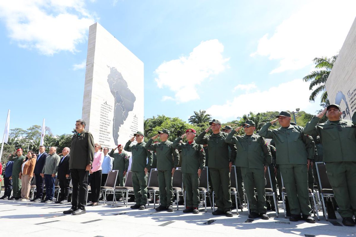 ConElMazoDando's tweet photo. #ElMazoDeseaFelizChavidad | El Presidente de la República y Comandante en Jefe @nicolasmaduro encabeza salutación a la Fuerza Armada Nacional Bolivariana (FANB) desde la Plaza Bicentenario de Ayacucho, en Fuerte Tiuna.

@dcabellor #28Dic https://t.co/0AkDqiytuL