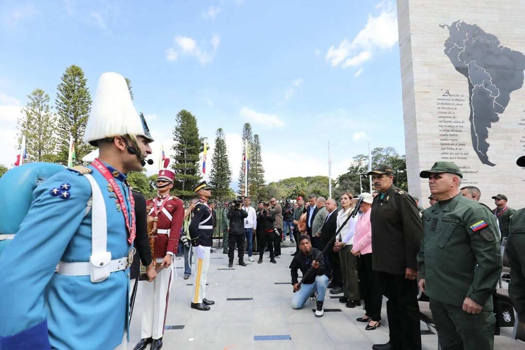 ConElMazoDando's tweet photo. #ElMazoDeseaFelizChavidad | El Presidente de la República y Comandante en Jefe @nicolasmaduro encabeza salutación a la Fuerza Armada Nacional Bolivariana (FANB) desde la Plaza Bicentenario de Ayacucho, en Fuerte Tiuna.

@dcabellor #28Dic https://t.co/0AkDqiytuL