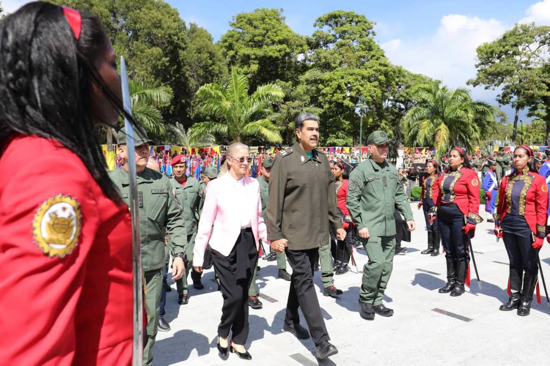 #ElMazoDeseaFelizChavidad | El Presidente de la República y Comandante en Jefe @nicolasmaduro encabeza salutación a la Fuerza Armada Nacional Bolivariana (FANB) desde la Plaza Bicentenario de Ayacucho, en Fuerte Tiuna.

<a href="/dcabellor/">Diosdado Cabello R</a> #28Dic