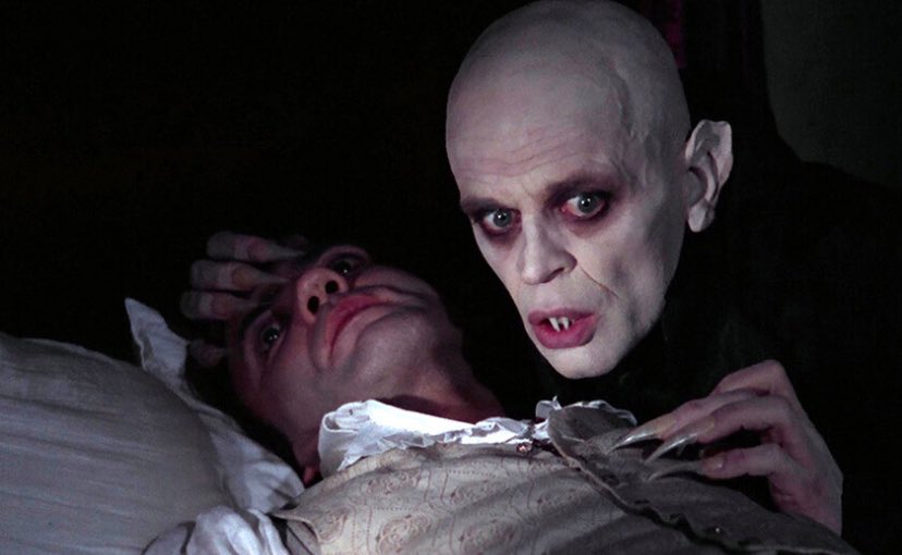 Se habla mucho de Nosferatu, de modo que este hilo va dedicado al vampiro, sus versiones y algún que otro homenaje.

Afilen colmillos. 🧵🧵