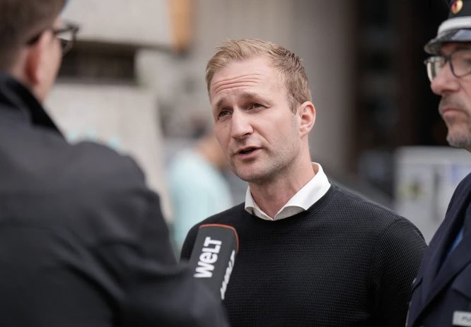 „Es ist jedes Jahr das Gleiche, dass unsere Kollegen konsequent in Beschuss genommen werden. Wir hoffen, dass alle gesund durch die Nacht kommen“ 
<a href="/Djeron7/">Benjamin Jendro</a> hat mit <a href="/Ronja_Brier/">Ronja Brier</a> von <a href="/watson_news/">watson News</a> über Silvester gesprochen - Lesenswertes Interview ⤵️
watson.de/panorama/exklu…