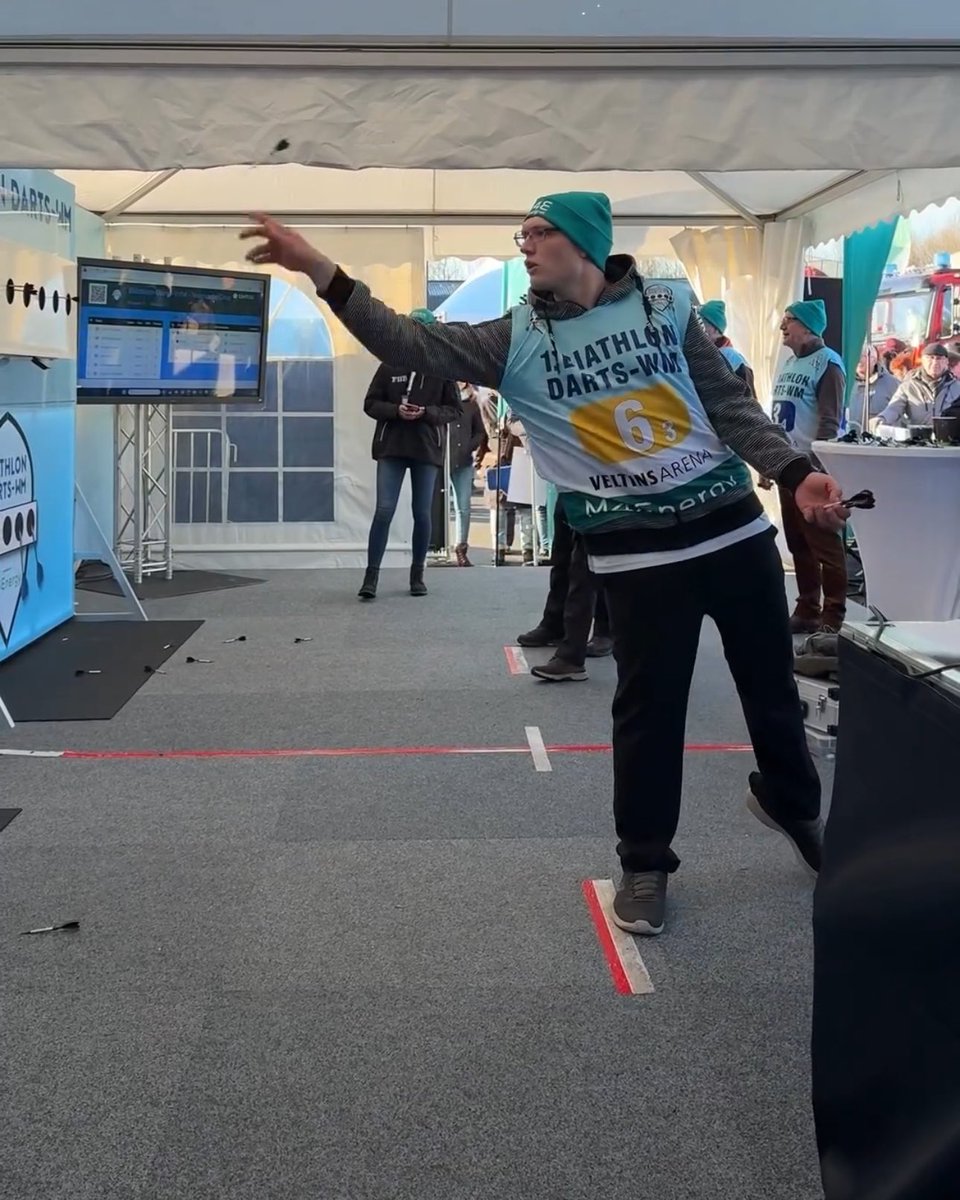 Na exhibici Biathlon auf Schalke dnes proběhlo první „MS v biatlonových šipkách“. 🎯 Regulérní sport z toho asi nebude, ale jako atrakce ve fanzóně super. Kdyby měl nejmenovaný pivovar nějaké peníze navíc... 😅