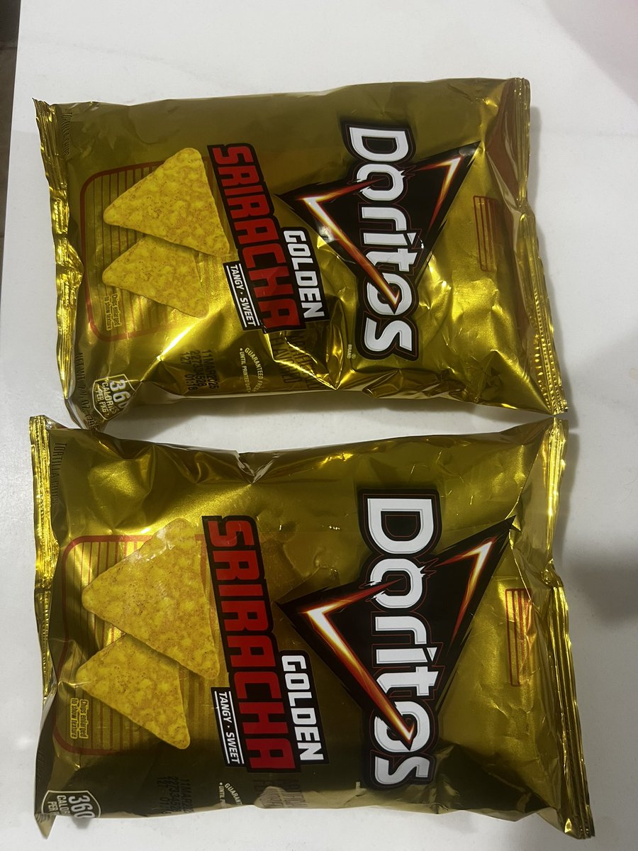 Chapter003's tweet image. These is good. Tastes like orange chicken. #Doritos #GoldenSriracha #SnackAlert #Foodies