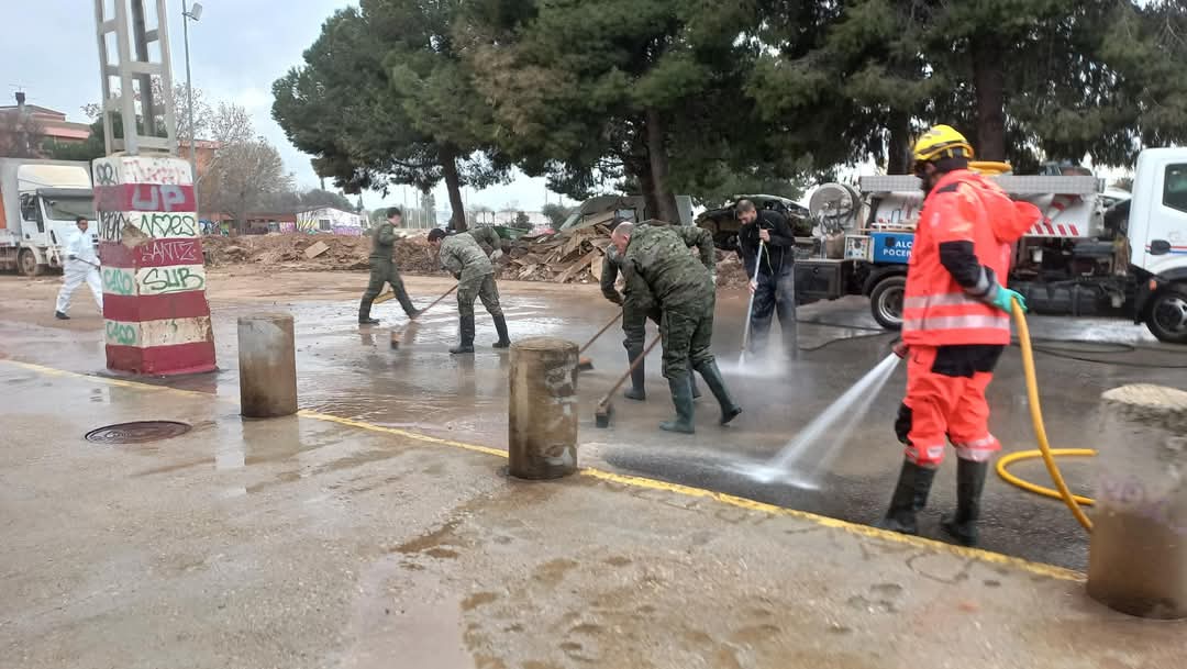 FUTER_ET's tweet photo. Los #militares de las #FAMET #DIVSM junto a los bomberos forestales de Castellón cooperan para mejorar la movilidad, limpiando una de las principales vía de #Benetússer , el Cami Vell de Picassent.
#TodosConValencia
#SomostuEjercito https://t.co/BochwsvsBB