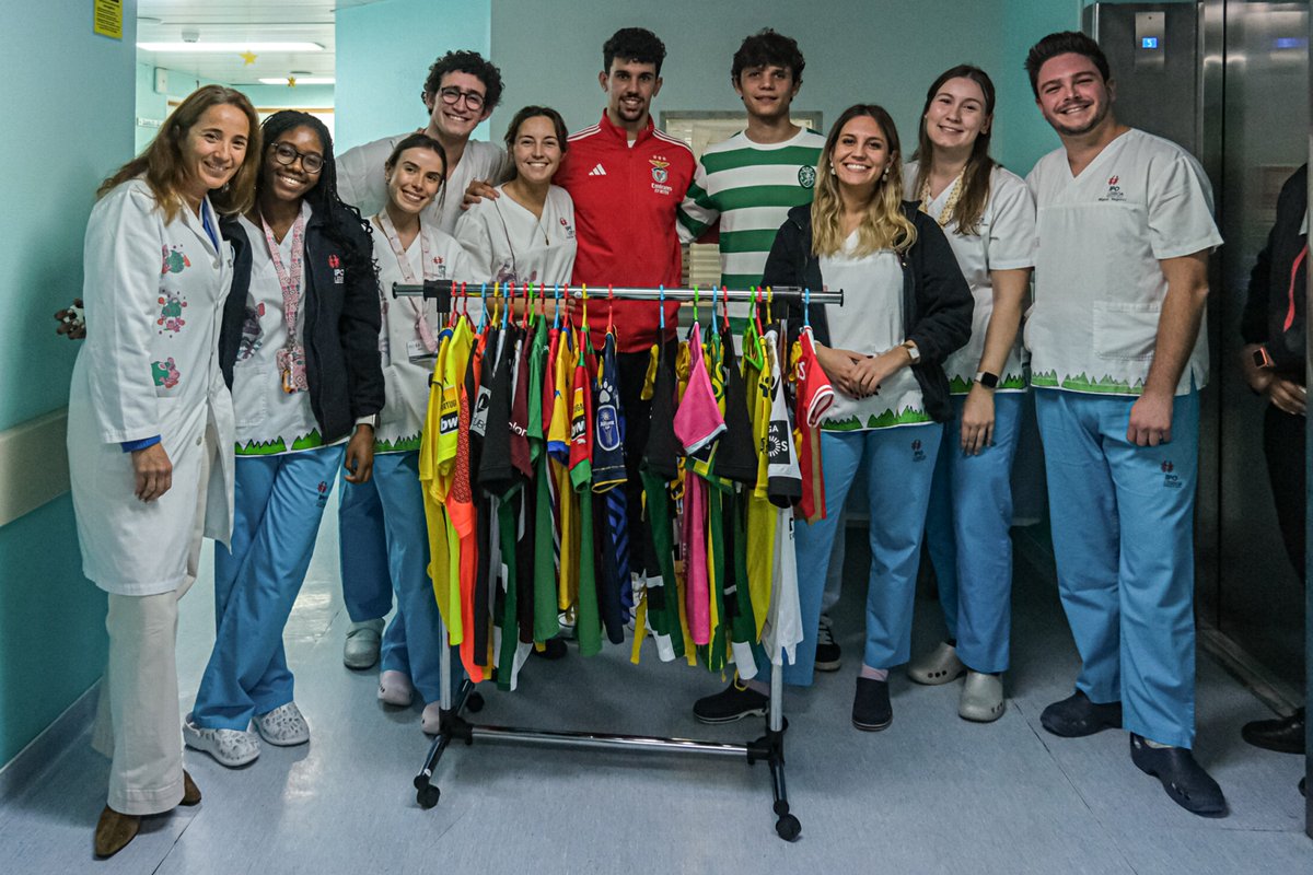 B24PT's tweet photo. Em vésperas de dérbi, Tomás Araújo e Eduardo Quaresma fizeram uma visita conjunta à pediatria do IPO Lisboa, numa iniciativa da @ligaportugal 🤍 https://t.co/kWvOipf2IA