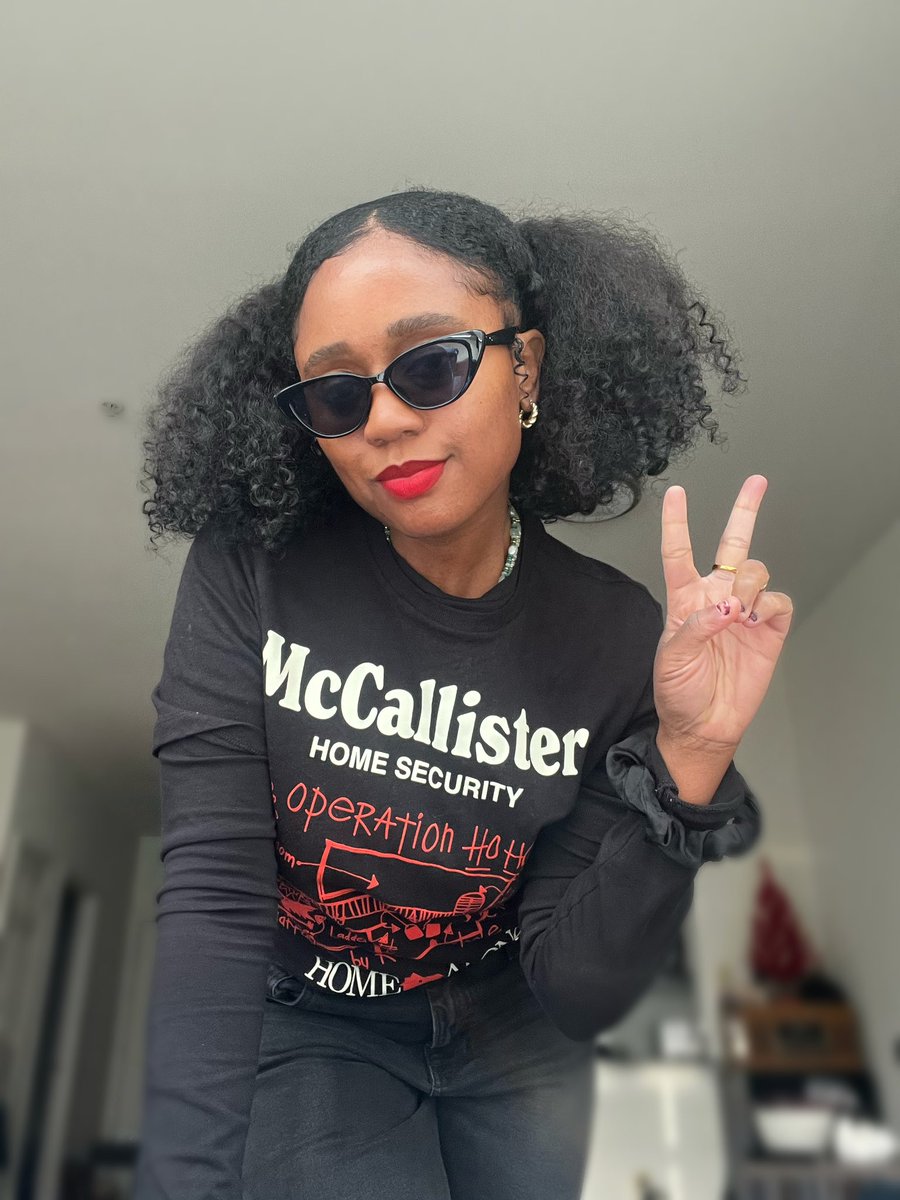 miarayesmith's tweet photo. The Millennial urge to pose with a peace sign 💫 https://t.co/FgYV2jbAfr