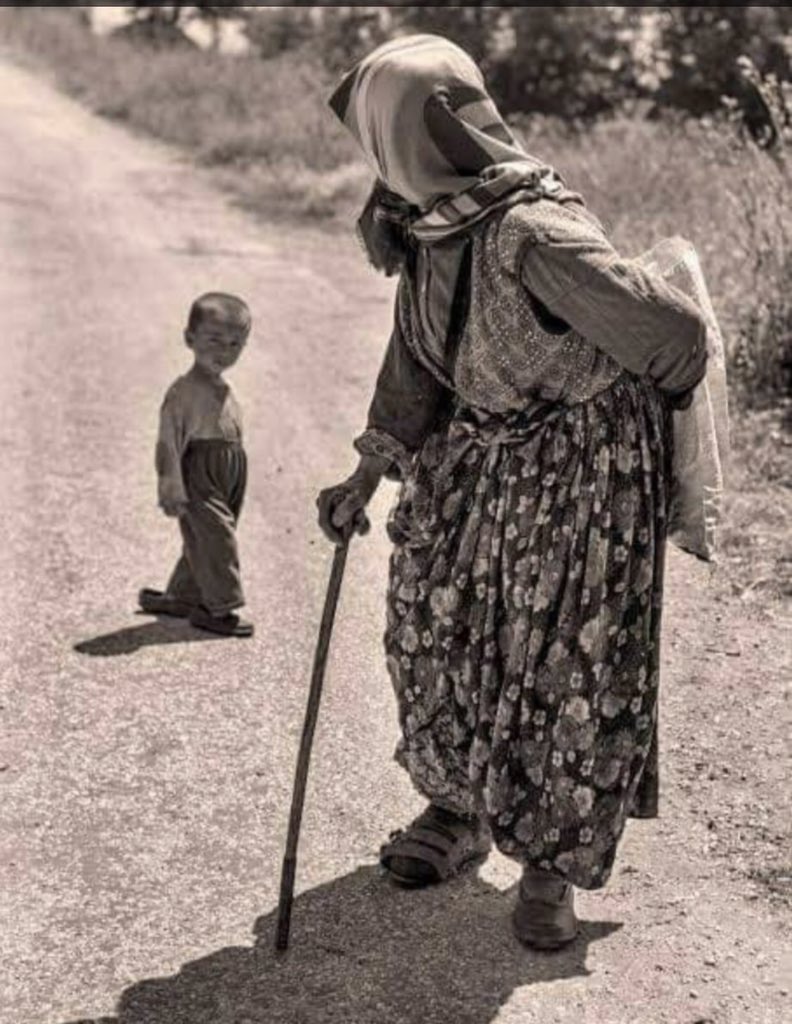 الفارق بينهما متر وسبعون سنة.. 

هو ينظر الى الأمام ويخاف..

وهي تنظر الى الخلف وتتمنى..!
#مساء_الاجواء_الحلوه