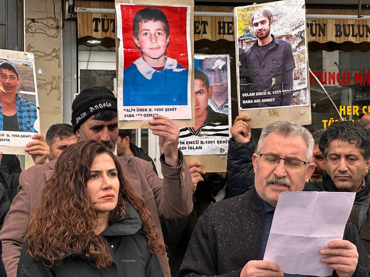 SumeyyeBoz_'s tweet image. Ev doz ne tenê doza malbatên Roboskiyê ye. Ev doz, doza hemû Kurd û Kurdistanê ye. Heta ku edelat pêk were, faîl bên cezakirin û dewlet bi vê qetlîamê re hevrû bibe, dê têkoşina me bidome.
@DEM_MUSresmi #Roboski 
 #RoboskiKatliamınıUnutma