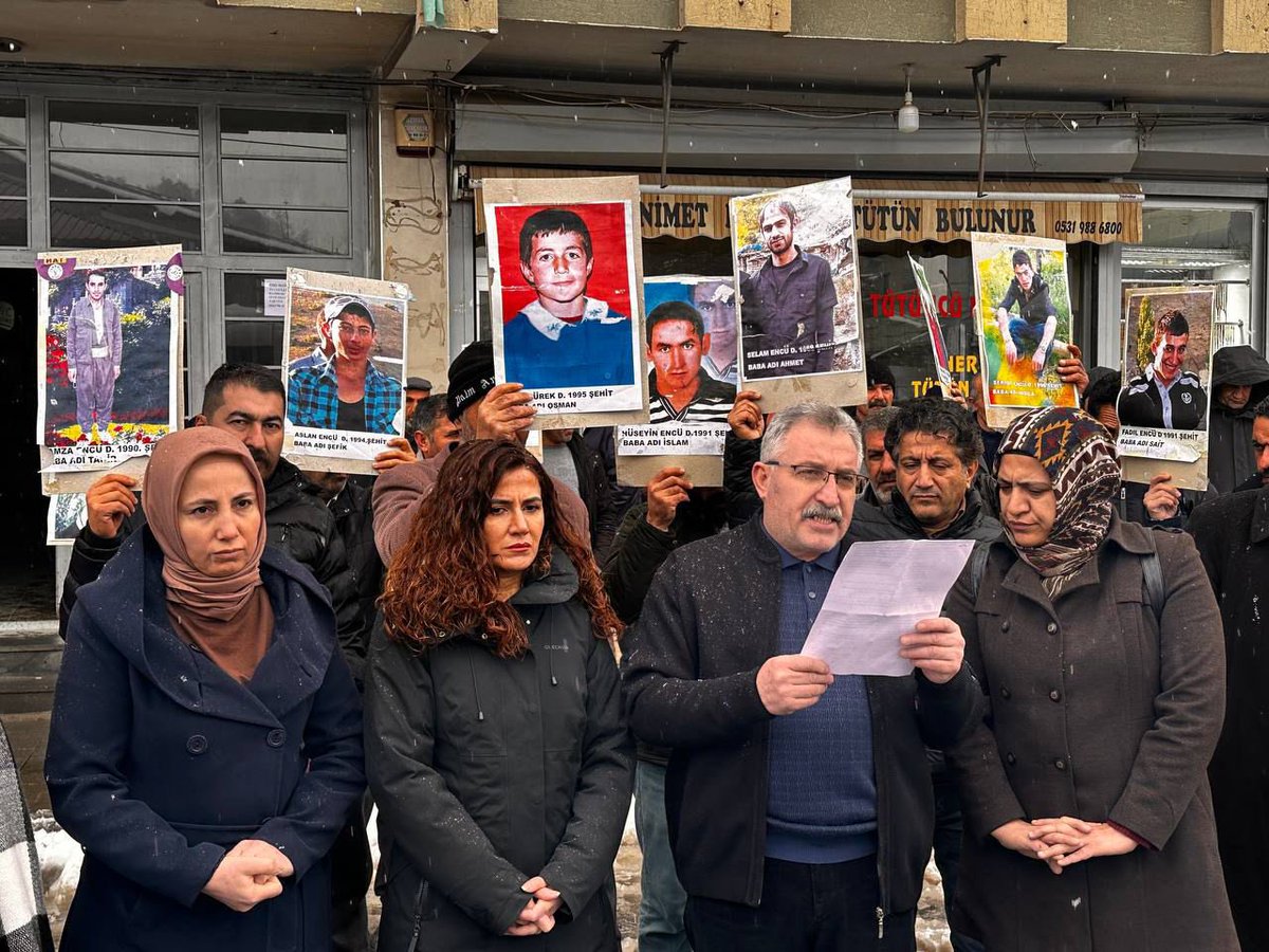 SumeyyeBoz_'s tweet image. Ev doz ne tenê doza malbatên Roboskiyê ye. Ev doz, doza hemû Kurd û Kurdistanê ye. Heta ku edelat pêk were, faîl bên cezakirin û dewlet bi vê qetlîamê re hevrû bibe, dê têkoşina me bidome.
@DEM_MUSresmi #Roboski 
 #RoboskiKatliamınıUnutma