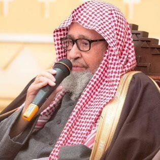 Assalafiyya's tweet photo. Sheikh Salih Al Fawzan Hafidahu Allah a lu un des livres du Sheikh Mohammed Ben Salih Al Mounajid, "L'innovation de la réinterprétation du texte", et a exprimé son admiration pour son travail. 
Il a déclaré : "J'ai lu le livre du Sheikh Mohammed Salih Al-Munajid, un livre précieux et utile dont chaque étudiant en science a besoin. Ce livre, intitulé "L'innovation de la réinterprétation du texte", s'est avéré - grâce à Allah- être un ouvrage bénéfique et nécessaire en ce temps où les Rouwaybida parlent.."

il dit également  : "Louange à Allah qui a fait triompher la vérité à chaque époque et a réduit le faux à néant. Ce livre a vraiment comblé un grand vide créé par ces voleurs qui essaient de porter atteinte à la charia"

Puis il a : qu'Allah récompense le Sheikh Mohammed pour ce qu'il a écrit, expliqué et justifié, jusqu'à ce qu'il expose leurs défauts et dévoile leurs ruses. qu'Allah fasse de lui un défenseur de sa religion et un protecteur de sa charia, et qu'il augmente sa science et ses actions