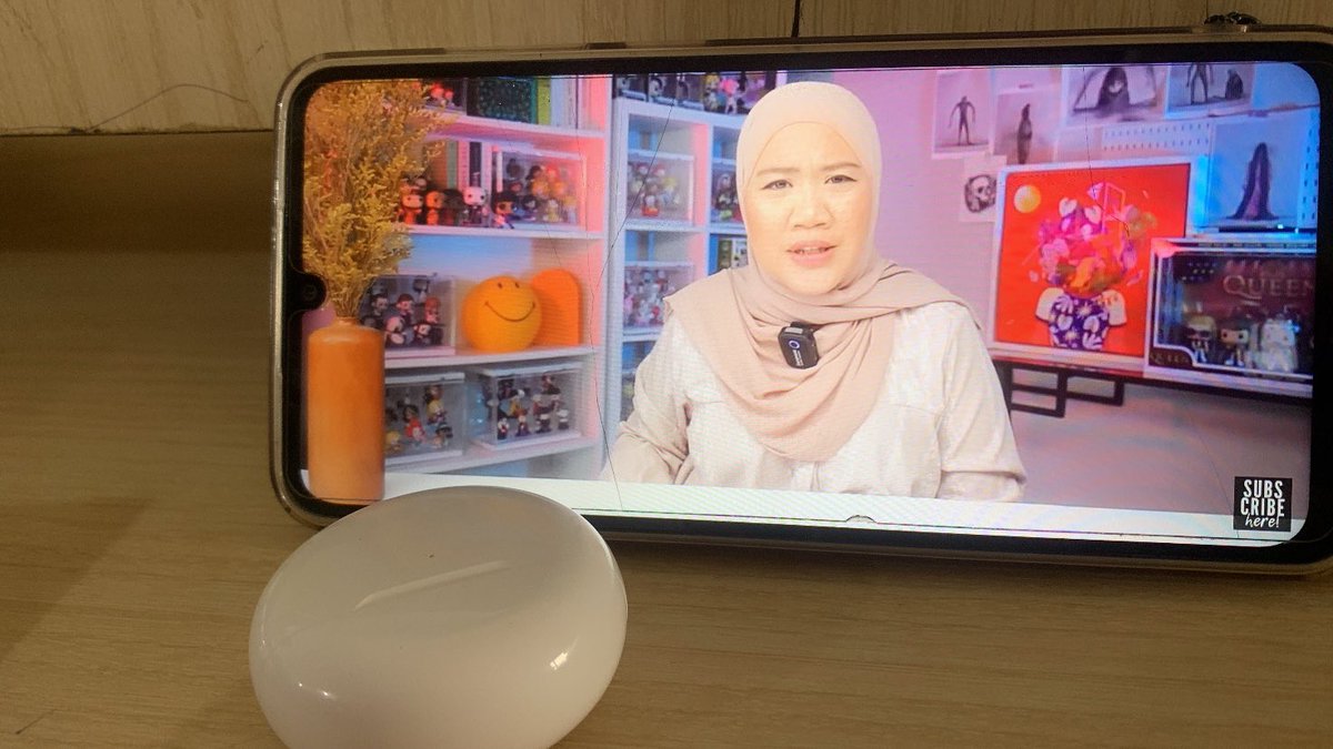 awali pagi mu nonton nadia omara sambil makannnnnn. ga afdoll kalo makan ga sambil nonton +++ di kantor sambil duduk.