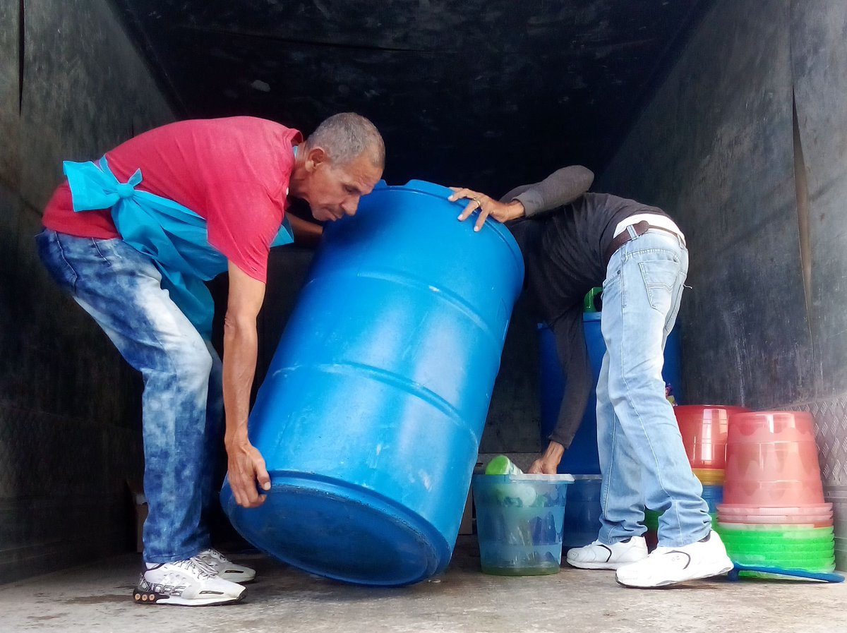 UniversalGranm's tweet photo. La #UniversalGranma estuvo presente en la feria integral por el cierre del año 2024,con variados productos de alto consumo para la población. 
#ComercioCuba
#ComercioDelPueblo
#66AniversarioDeLaRevolución
@MincinCuba @UniversalGranma @jb393051 @BetsyDazVelzqu2 @YudelkisOrtizB https://t.co/qNHNNSdjG9
