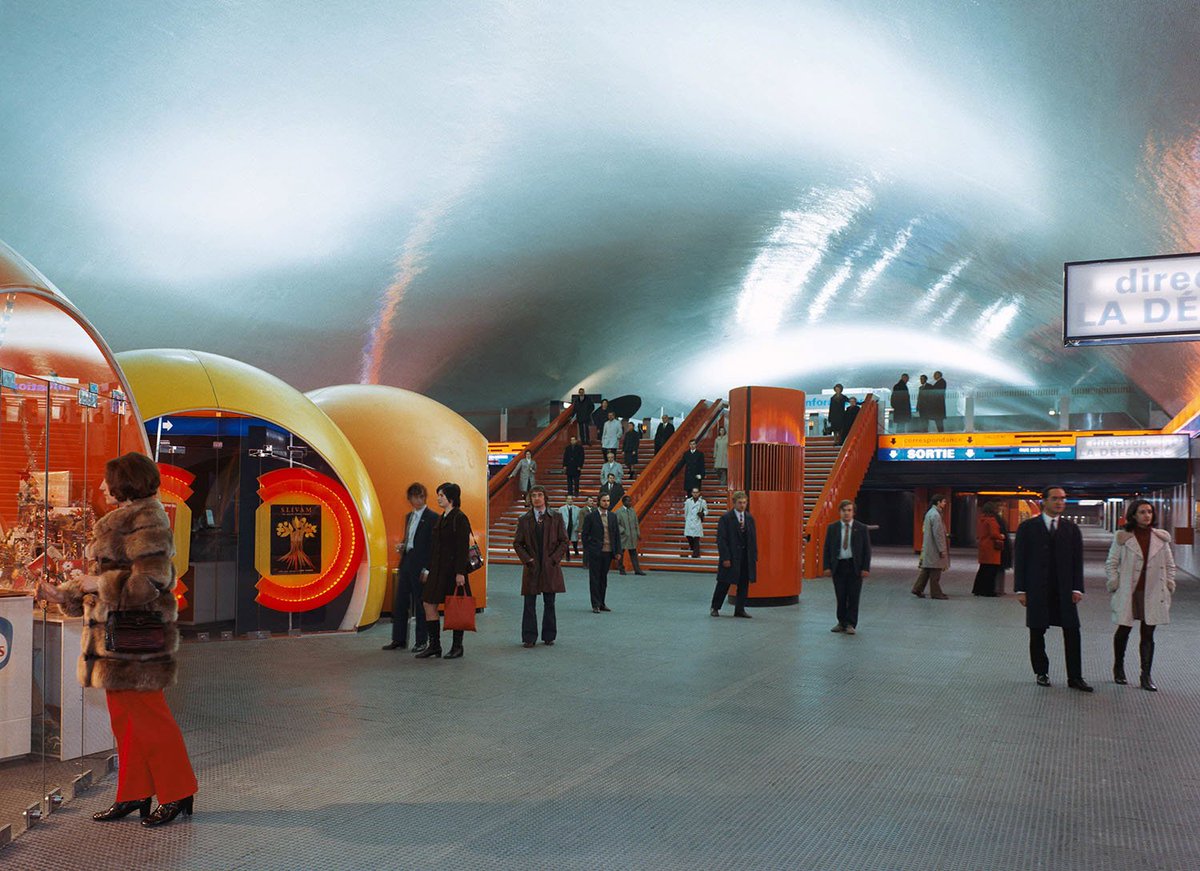 Memoire2cite's tweet photo. 75 RATP PARIS Station AUBER, probablement le jour de l'inauguration ou juste avant pour des photos de presse années 1980 immortalisée ds le film « Peur sur la ville » On dirait le village de Casimir !🤔😃L’escalier n’a pas changé Mais La station vient d’être rénovée https://t.co/nIOMBkTGZ9