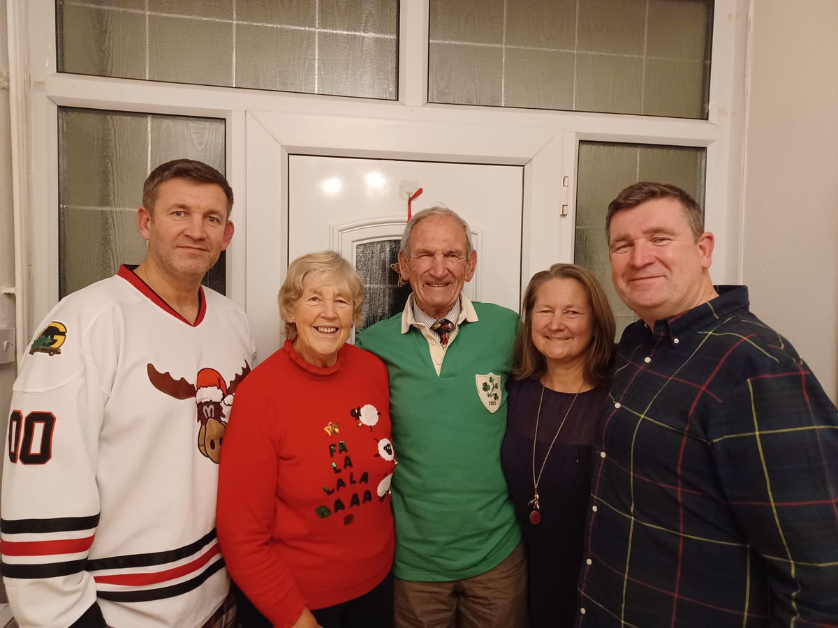 MGall8's tweet image. Another ‘Gallagher Christmas’ complete always great to get the gang together for an annual pic