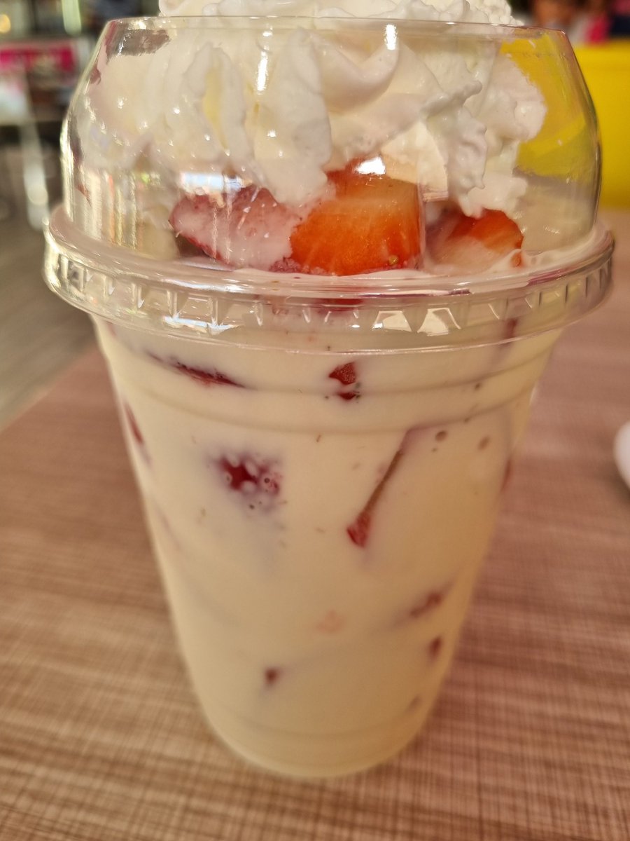 bottledmad's tweet photo. Fresas con crema... but whose fresas want my crema 😔 https://t.co/0Gi9ZYL4s6