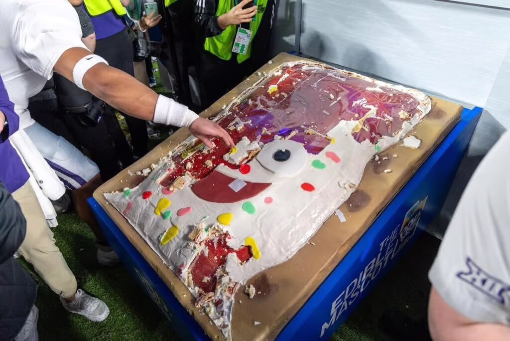 sighsamuel's tweet image. The European mind can’t comprehend the #PopTartsBowl