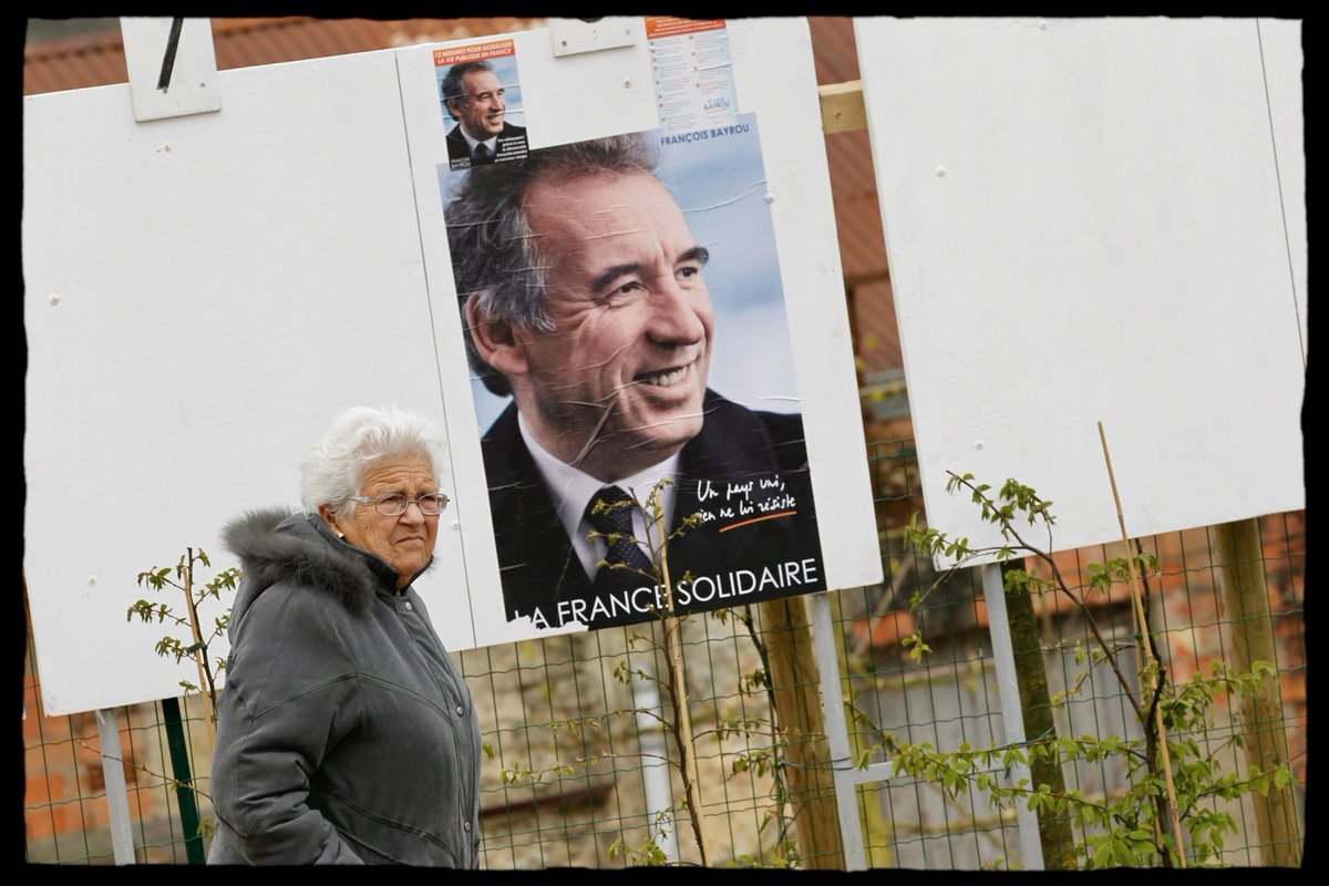Affiche de François Bayrou lors de l’élection présidentielle de 2012. Bellême (Orne)