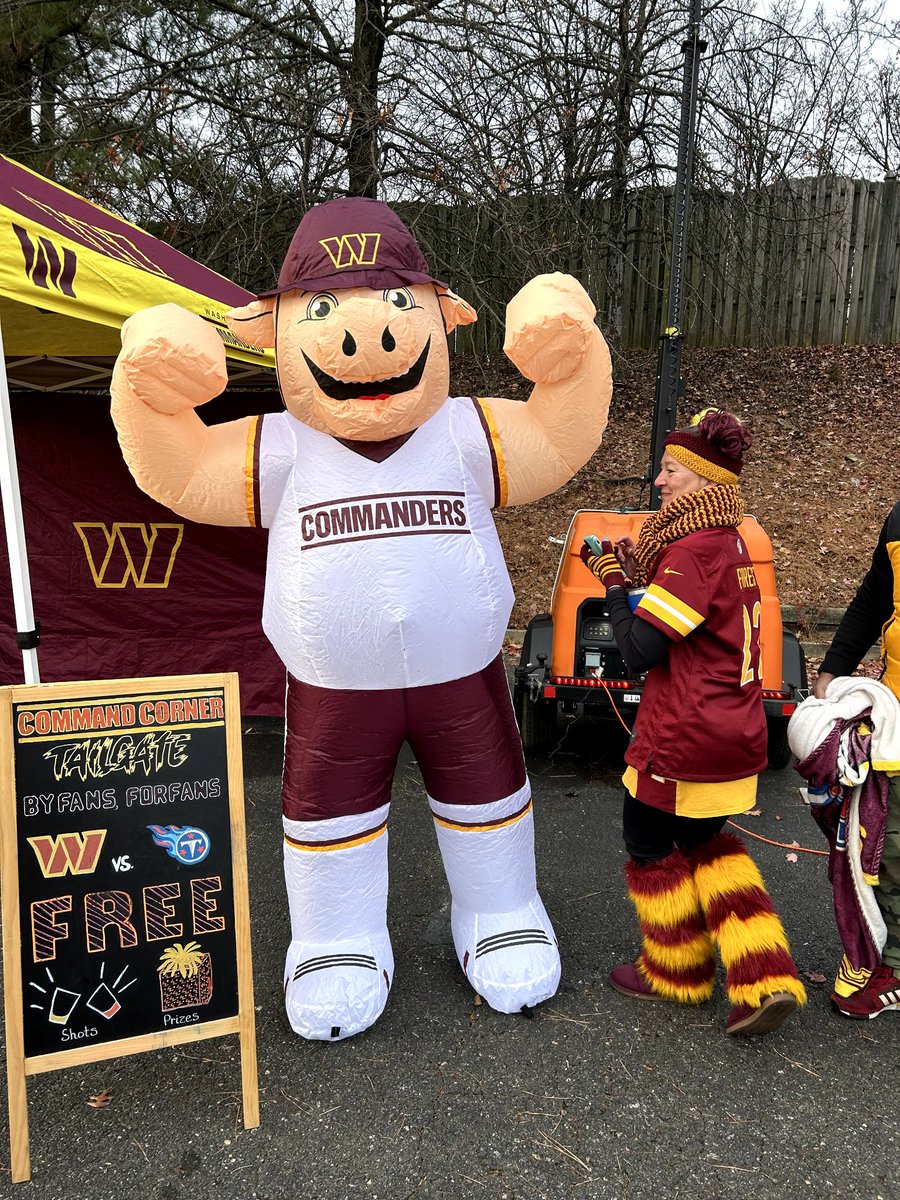 DjRizzo99's tweet image. Going to have some fun Sunday, rain not  gonna stop this #CommandCornerTailgate