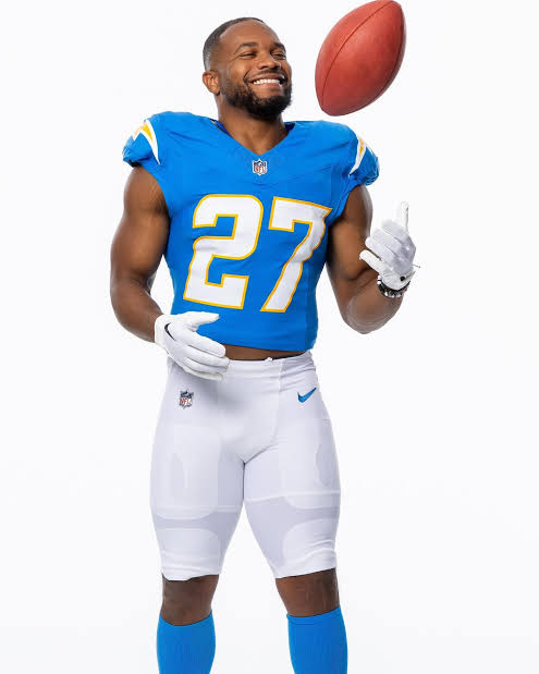 Juande_C's tweet photo. J.K. "El Toro" Dobbins con sus 76 yardas por tierra llegó a 842 en la temporada su marca más alta como profesional. https://t.co/2noE6LeWwZ