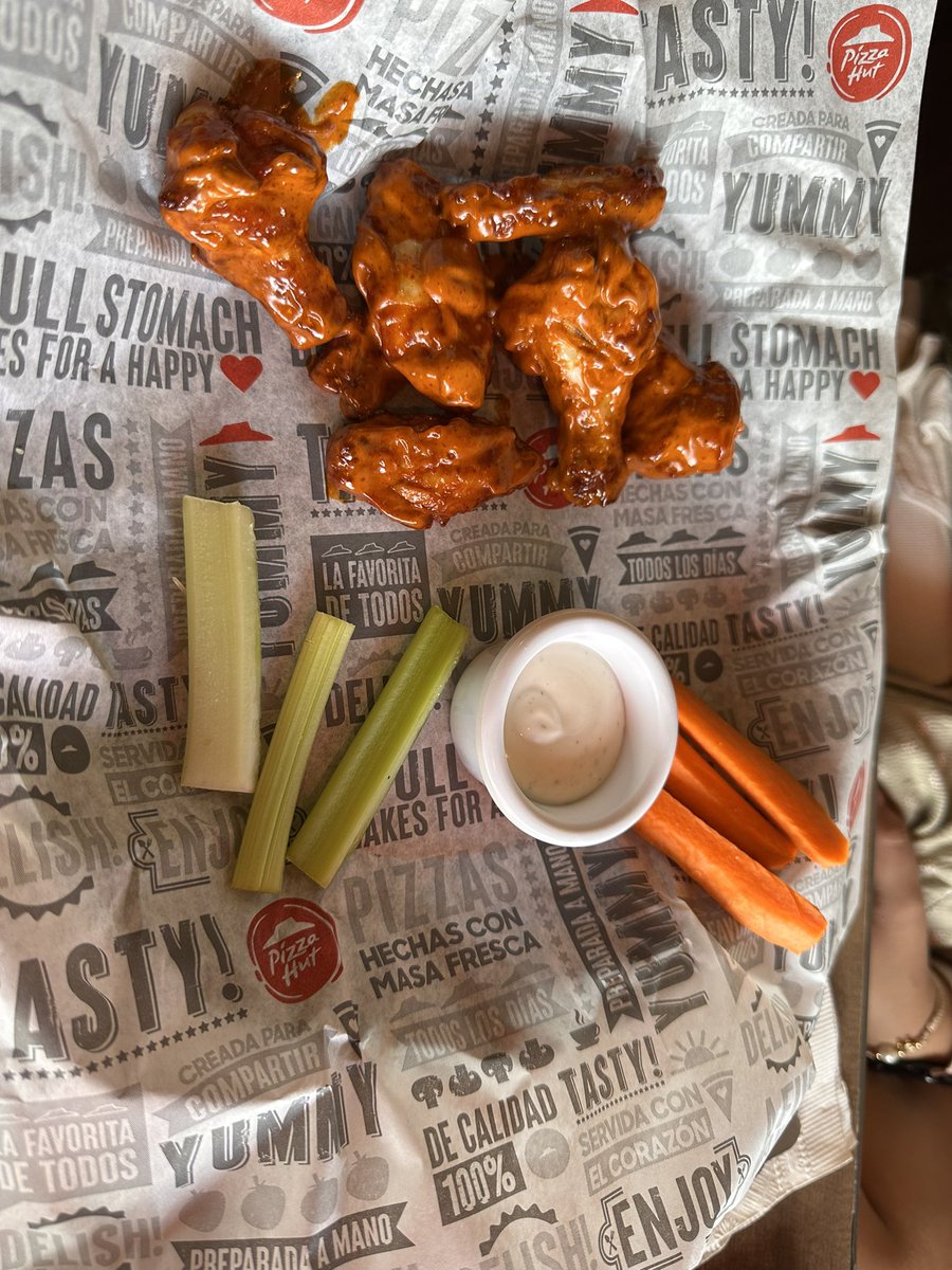 Re_CastilloB's tweet photo. Que sean mini alitas de pollo pues no hay nada que hacer! Pero 3 pedacitos de apio y 3 de zanahoria ya es el colmo @PizzaHutSV  quitando el hecho que no hay pan con ajo en la pizza hut Santa Ana de verdad decepción! 😒 https://t.co/BLrljy1lN7